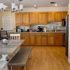  Holiday home Delightful 3 Bdrm Home, Mins To
